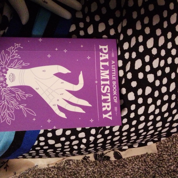 Hand statue with palm reading book - Picture 6 of 9